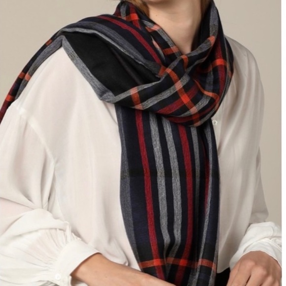 🧣Reversible Plaid Scarf 🧣 - Picture 1 of 3